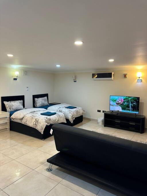 Studio Flat Gants Hill With Free Parking Redbridge Exterior photo