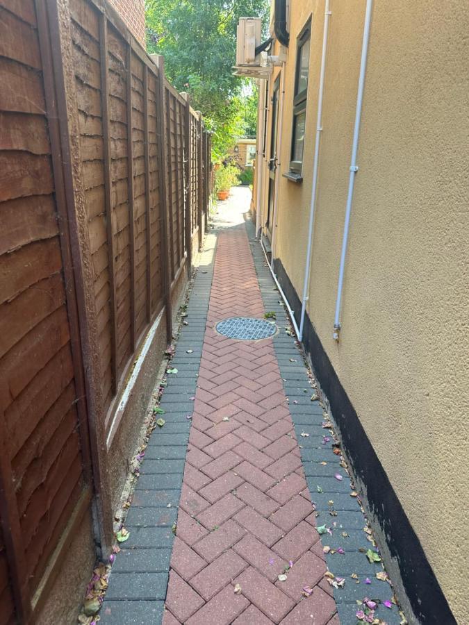 Studio Flat Gants Hill With Free Parking Redbridge Exterior photo